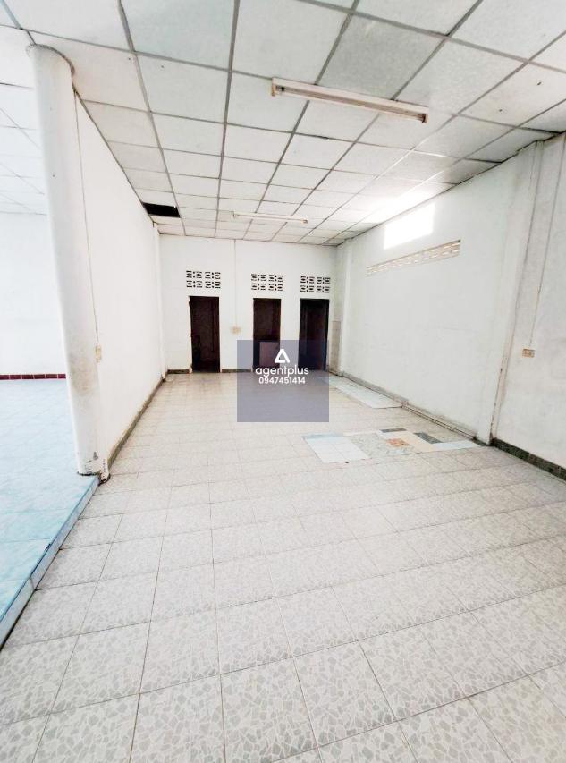 บ้านเดี่ยวชั้นเดียว ทำเลดี ติดถนนบ้านแปลงเกตุ 15 เดินทางเข้า-ออกสะดวก บริเวณใกล้เคียงเป็นแหล่งที่อยู่อาศัย