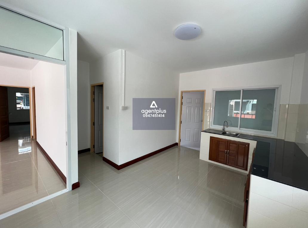 บ้านเดี่ยวชั้นเดียว โชติกา โมเดิร์นนิตี้ ทำเลดี เดินทางสะดวก สามารถเข้าออกได้หลายเส้นทาง อาทิ ถนนบ้านเก่า ถนนทางหลวงจังหวัดหมายเลข 3127 และถนนศุขประยูร ใกล้แหล่งชุมชน