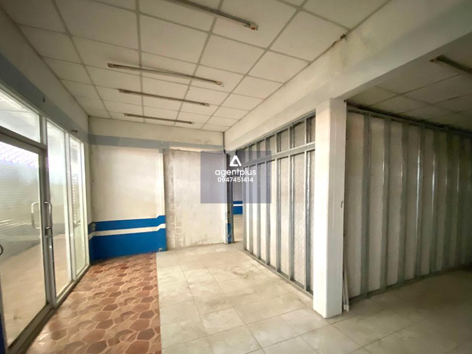 บ้านเดี่ยวชั้นเดียว พร้อมที่ดินและสิ่งปลูกสร้าง ได้แก่ ตึกแถวชั้นเดียว 4 คูหา ทำเลดี การคมนาคมสะดวก ถนนบ้านล่าง