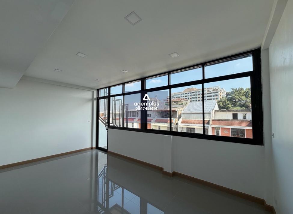 ให้เช่าทาวน์โฮม 4 ชั้น ขนาดใหญ่ ทำเลใจกลางบางนา เดินทางสะดวก ใกล้ทั้งไบเทคและ BTS เหมาะสำหรับอยู่อาศัยเป็นครอบครัว หรือใช้เป็นโฮมออฟฟิศได้สบาย