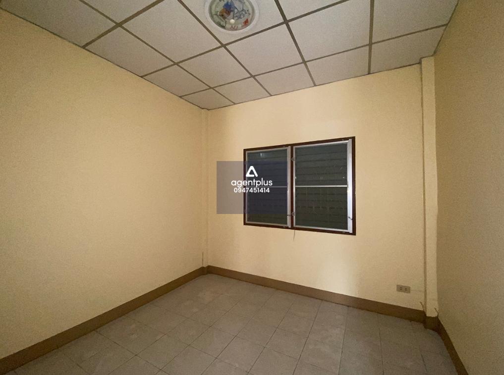 ทาวน์เฮ้าส์ โครงการหมู่บ้านทิวลิป ระยอง อยู่ในแหล่งชุมชน ห่างจากถนนสุขุมวิท ประมาณ 3.5 กม