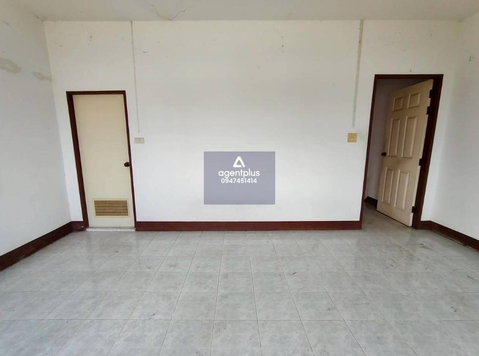 บ้านแฝด แกลง ระยอง ติดถนนหน้าเทศบาลซอย 8 ทรัพย์อยู่ห่างจากถนนสุขุมวิท (ทล.3) ประมาณ 700 เมตร