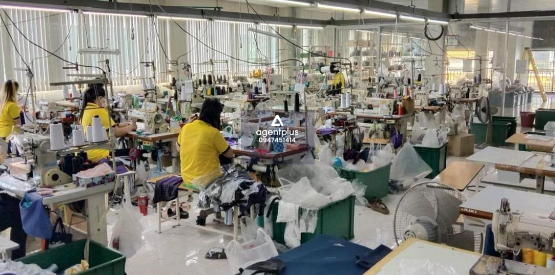 ขายโรงงาน ออฟฟิส โกดัง บ้านพัก สวน เนื้อที่จำนวน7แปลง ทำเลสวยมากเป็นโรงงานเสื้อผ้าชุดกีฬาเดิม ปี54น้ำไม่ท่วม