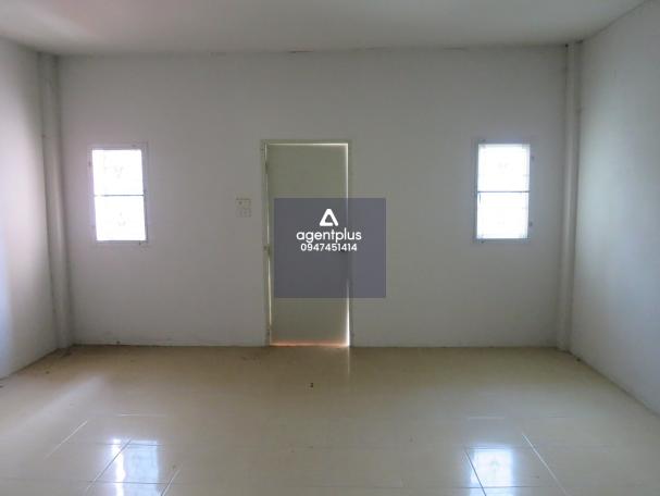 ทาวน์เฮ้าส์ 2 ชั้น 1 คูหา ปารีนา ศรีราชา จากถนนสายฉะเชิงเทรา-สัตหีบ(ทล.331) ประมาณ 1.5 กม. บริเวณโดยรอบเป็นที่อยู่อาศัย การคมนาคมสะดวก สาธารณูปโภคพร้อม