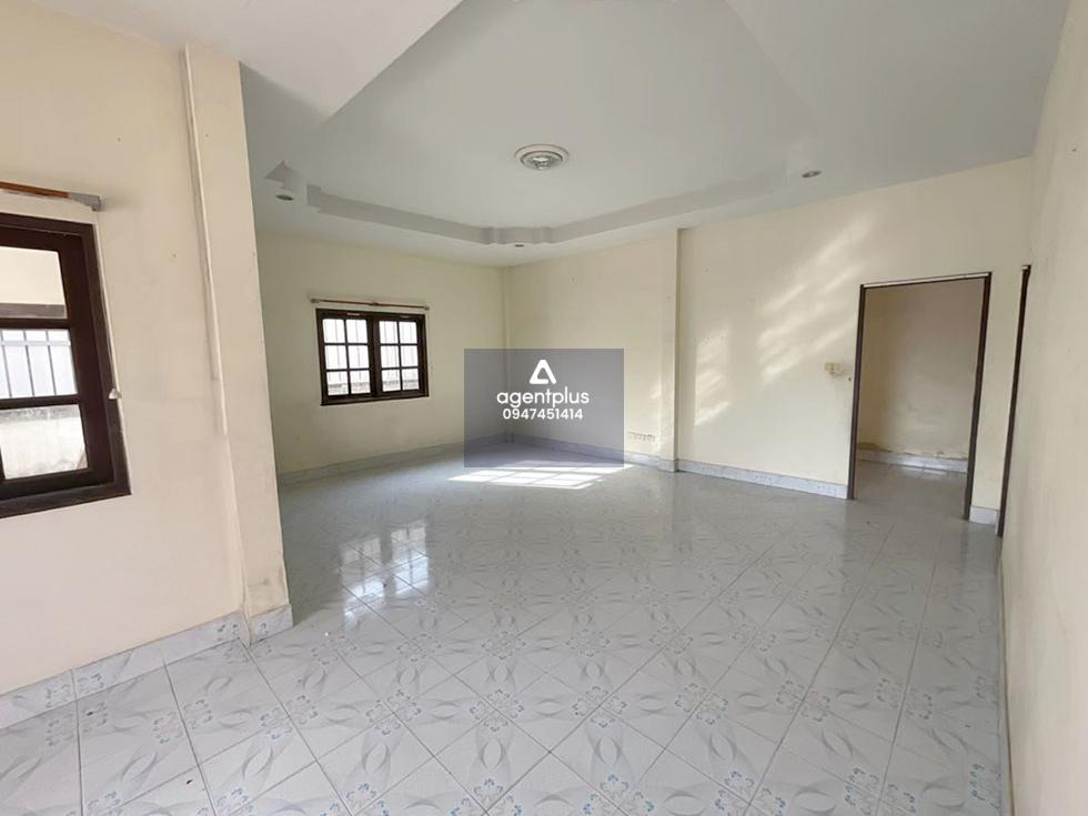 บ้านเดี่ยวชั้นเดียว คูณทรัพย์ทวีสุข 1 จากทางคู่ขนาดมอเตอร์เวย์ ชลบุรี-พัทยา(ทล.7) แยกเข้าซอยดับเพลิง ทำเลดีบริเวณโดยรอบเป็นแหล่งชุมชน การคมนาคมสะดวก สาธารณูปโภคพร้อม