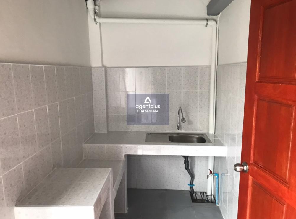 อาคารพาณิชย์ 3 ชั้น ตั้งอยู่บนทำเลดีในเขตเมืองชลบุรี ใกล้แหล่งชุมชน เดินทางสะดวก ใกล้ถนนสุขุมวิท การคมนาคมสะดวก พร้อมสาธารณูปโภคครบ เหมาะสำหรับอยู่อาศัยหรือทำการค้า