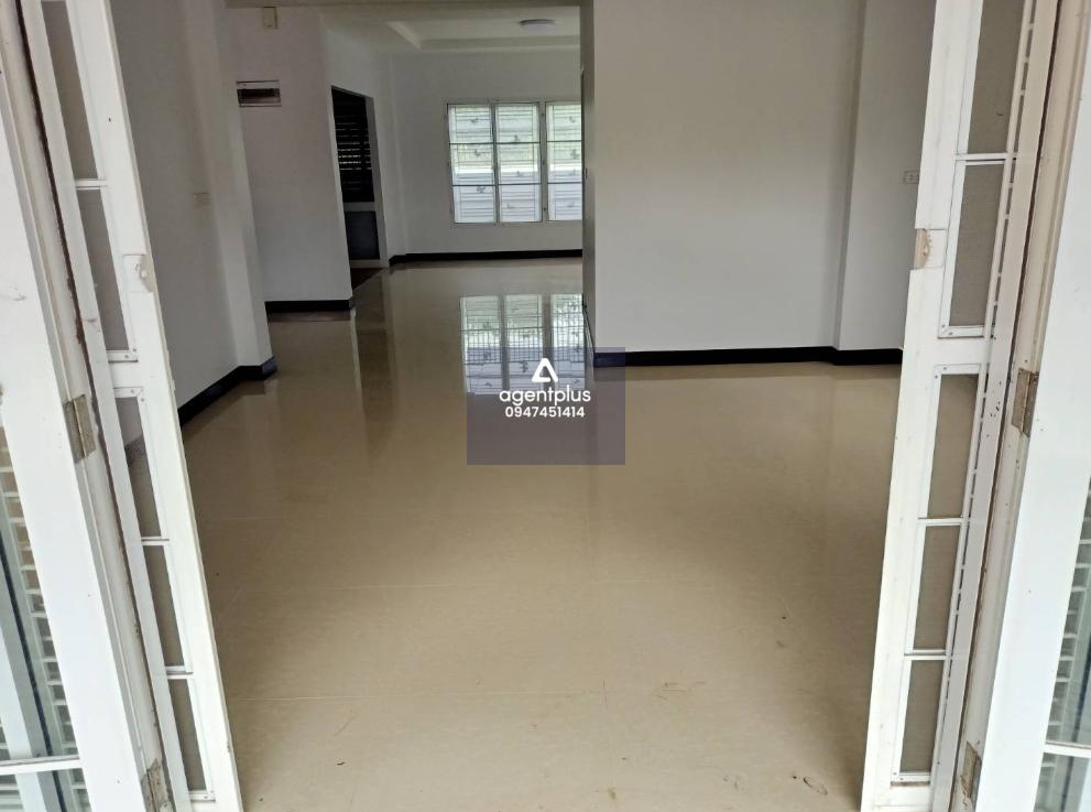 บ้านเดี่ยว 2 ชั้น เพลินใจ 4 เมืองระยอง ปรับปรุงใหม่ ทำเลดีใกลถนนเลี่ยงเมืองระยอง และตั้งอยู่ในแหล่งชุมชน ตรงข้ามสถานีขนส่งผู้โดยสารจังหวัดระยอง แห่งที่ 2 ใกล้สถานที่ราชการ ร้านอาหาร ร้านสะดวกซื้อ บริเวณรอบบ้านมีพื้นที่กว้างขวาง