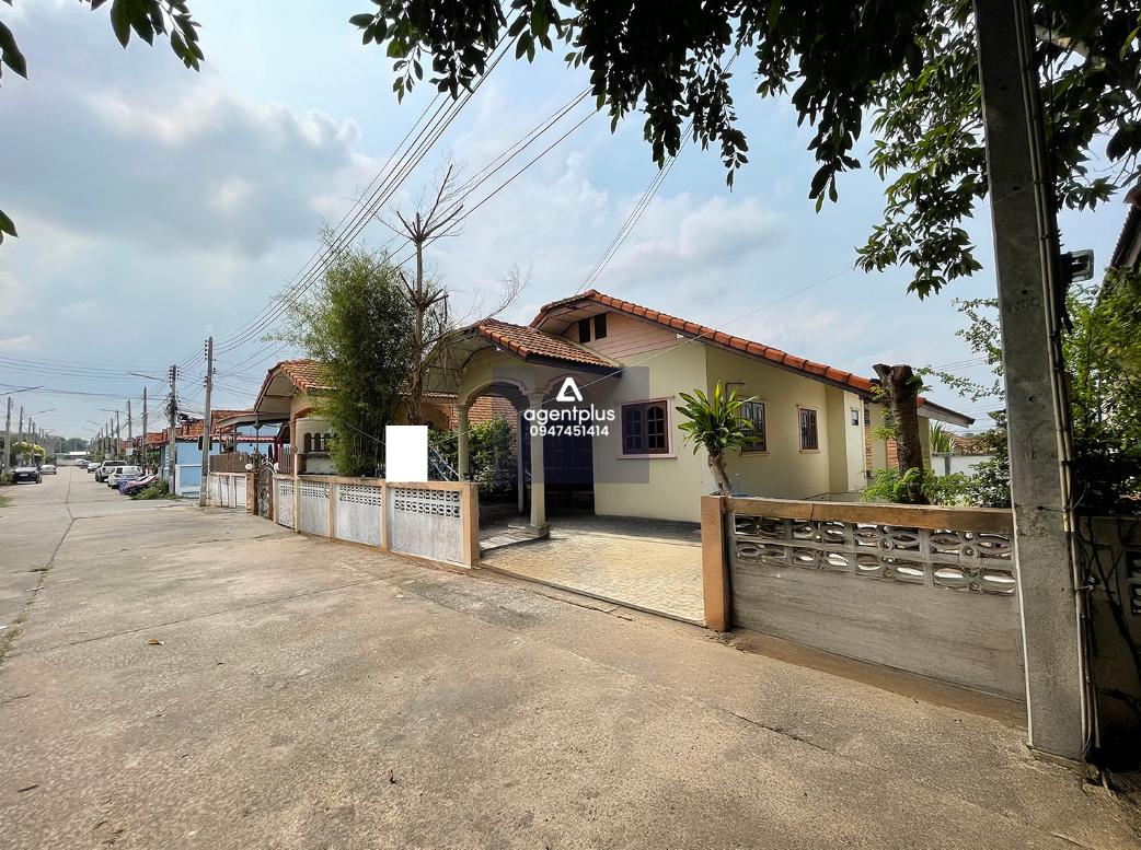 บ้านเดี่ยวชั้นเดียว ทำเลดีใกล้ถนนฉะเชิงเทรา-สัตหีบ (ทล.331) แยกเข้าสายอ่าวอุดม-ปากร่วม ประมาณ 6 กม. แยกเข้าถนน โครงการภูวรินทร์ และตั้งอยู่ใกล้สิ่งอำนวยความสะดวกมากมาย