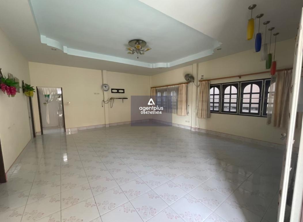 บ้านเดี่ยวชั้นเดียว จากทางคู่ขนาดมอเตอร์เวย์ ชลบุรี-พัทยา(ทล.7) แยกเข้าซอยดับเพลิง คูณทรัพย์ทวีสุข 1 ทำเลดีบริเวณโดยรอบเป็นแหล่งชุมชน การคมนาคมสะดวก สาธารณูปโภคพร้อม