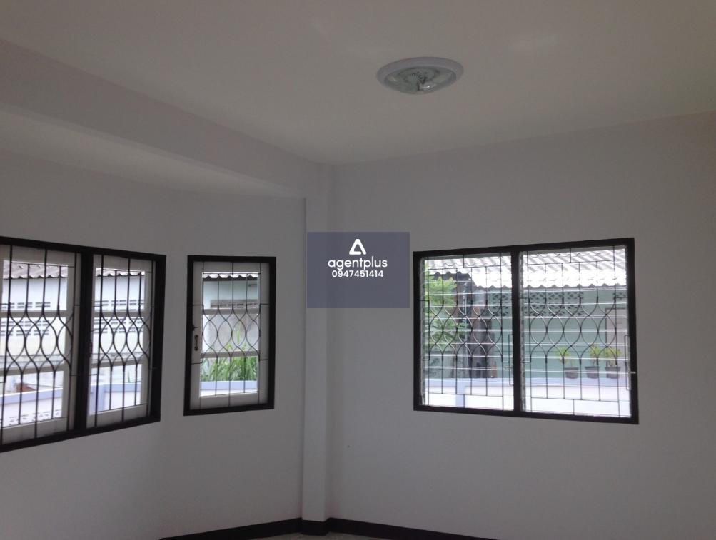 บ้านเดี่ยวชั้นเดียว บริเวณโดยรอบเป็นแหล่งชุมชน ซอยชุมชนหนองค้อ 6 ถนนสายศรีราชา-หนองค้อ (ทล.3241) การคมนาคมสะดวก สาธารณูปโภคพร้อม