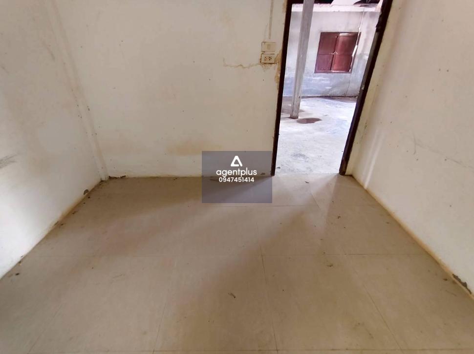 บ้านเดี่ยวชั้นเดียว ใกล้ซอยวังปลา 2 สภาพโดยรอบเป็นสวนยาง ห่างจากถนนสุขุมวิทประมาณ 1.3 กิโลเมตร สาธารณูปโภคครบครัน