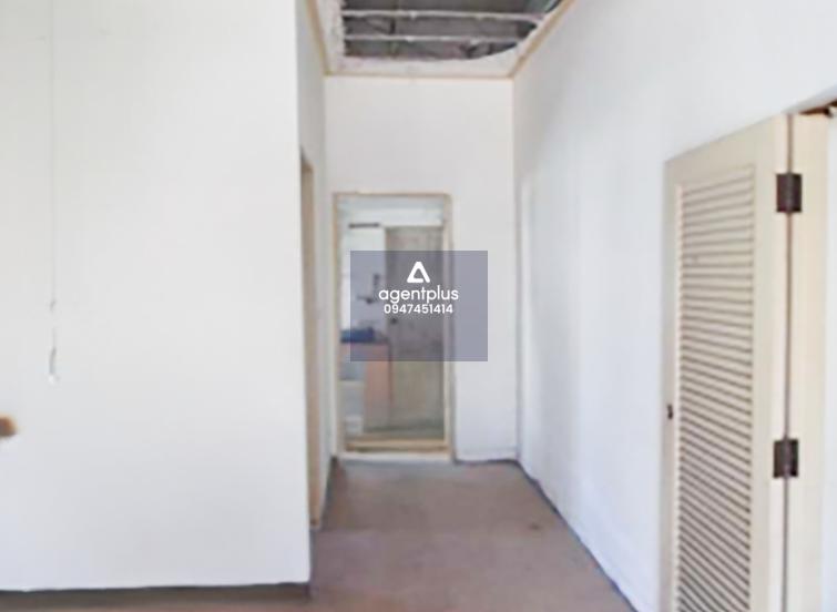 บ้านเดี่ยว 2 ชั้น ติดถนนในโครงการ เดินทางเข้า-ออกสะดวก สามารถเข้า-ออกและเชื่อมต่อกับถนนสายหลักอื่น ๆ ได้ง่าย มีแหล่งอำนวยความสะดวกครบครัน โครงการชลประภาการ์เด้นท์