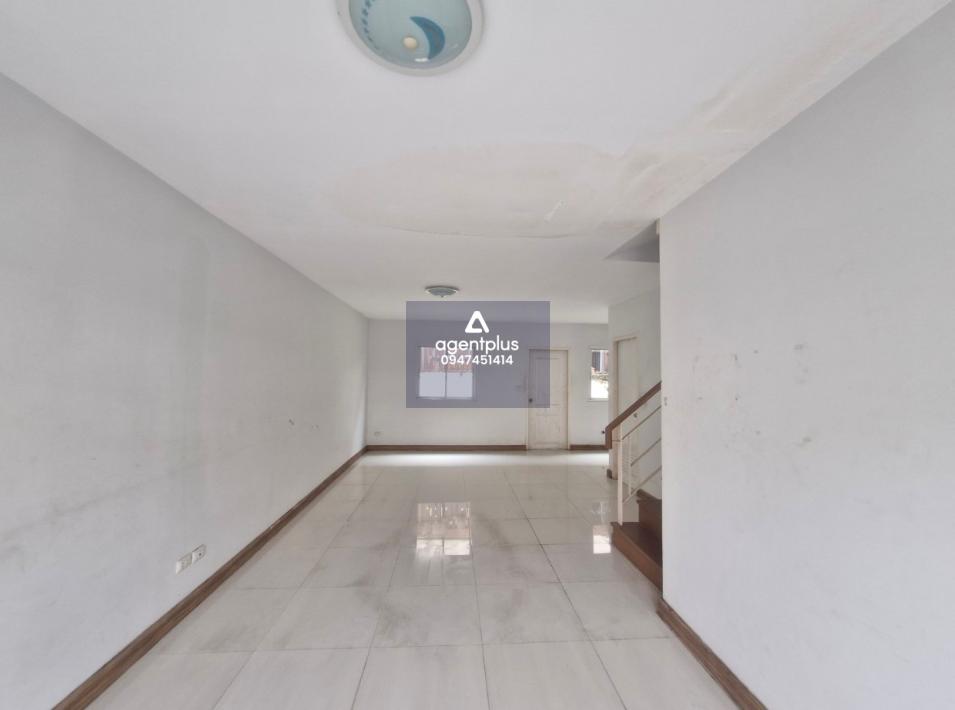 ทาวน์เฮ้าส์ 2 ชั้น โครงสร้างอาคารคอนกรีตเสริมเหล็ก โครงการเอพลัสกรีนโฮม ปลวกแดง ซอยไทยสบาย โครงการอยู่ห่างจากถนนสายปลวกแดง-วังตาผิน (รย.3080) ประมาณ 930 เมตร