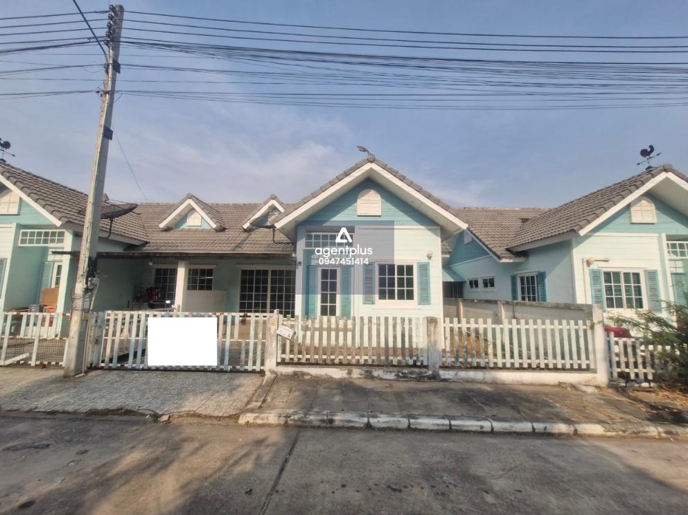 บ้านแฝดชั้นเดียว รูปแปลงที่ดินสี่เหลี่ยมผืนผ้า โครงการมีระบบรักษาความปลอดภัย ทำเลใกล้แหล่งชุมชน การคมนาคมเข้าออกสะดวก ถ.ปลวกแดง-สะพานสี่ อยู่ห่างจากถนนนิคมอุตสาหกรรมประมาณ 2.3 กิโลเมตร