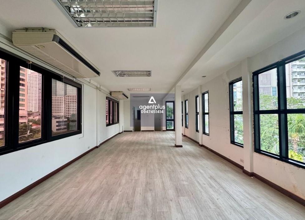 สำนักงานให้เช่า 100 ตรม. สาทร  ริมถนนใหญ่นราธิวาส – เข้าออกทางสวนพลูได้ ติดคอนโด rhythm อาคารโมบิคอม 4