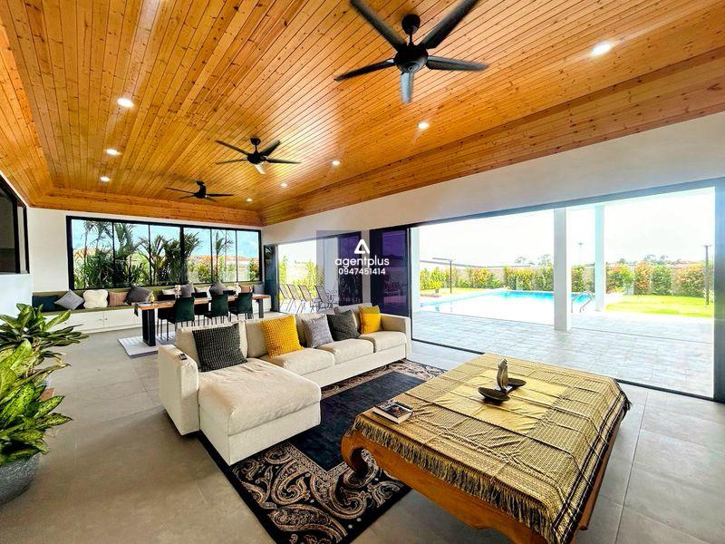 *พูลวิลล่าใหม่สุดหรู พร้อมวิวภูเขาและทะเล ใกล้หาดบางเสร่ ชลบุรี