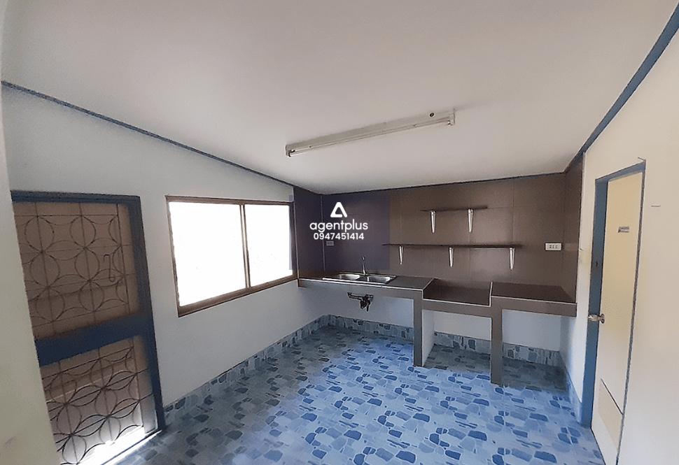 บ้านเดี่ยวชั้นเดียว ทำเลในแหล่งชุมชน ติดซอยสตาภิรมย์ถนนพลงช้างเผือก แยกจากถนนสุขุมวิท (ทล.3) ระหว่าง ก.ม. ที่ 270-271