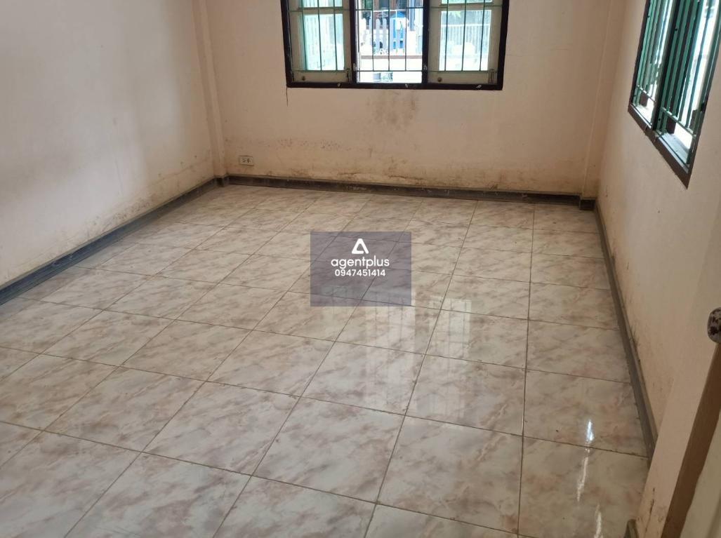 ทาวน์เฮ้าส์ชั้นเดียว โครงการแดนใหม่วิลล่า โครงการตั้งอยู่ในแหล่งชุมชน ใจกลางเมืองระยอง ถนนแหลมหิน-หนองมะหาด โครงการอยู่ห่างจากถนนนครระยอง 3 ประมาณ 700 เมตร การคมนาคมเข้าออกได้หลายเส้นทาง