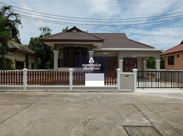 บ้านเดี่ยวชั้นเดียว บ้านฟ้านาวี แยกจากถนนสุขุมวิท (ทล.3) หลัก กม.ที่ 179 เข้าซอยสัตหีบ-สุขุมวิท 99 ถึงที่ตั้งทรัพย์ประมาณ 4.4 กม. ทำเลดีในแหล่งชุมชน สาธารณูปโภคครบครัน การเดินทางสะดวก