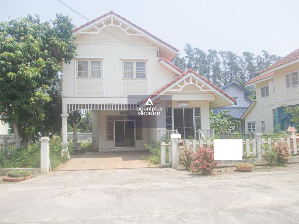 บ้านเดี่ยว 2 ชั้น ติดถนนในโครงการ เดินทางเข้า-ออกสะดวก สามารถเข้า-ออกและเชื่อมต่อกับถนนสายหลักอื่น ๆ ได้ง่าย มีแหล่งอำนวยความสะดวกครบครัน โครงการชลประภาการ์เด้นท์