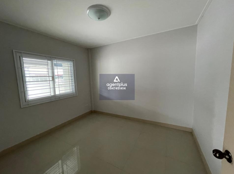 บ้านแฝด ติดถนนสัตหีบ-ฉะเชิงเทรา(ทล.331) แยกเข้าอุสาหกรรมอีสเทิร์นซีบอร์ด ณฐาวดี โบวิน่า ชลบุรี ทำเลดี เดินทางสะดวก บริเวณโดยรอบเป็นแหล่งชุมชน