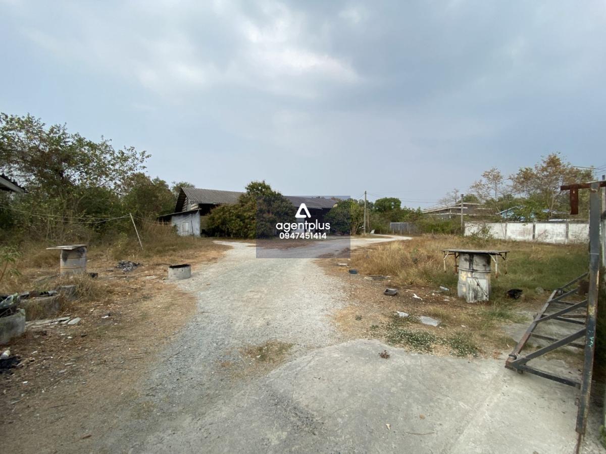 โรงงาน พร้อมที่ดินเปล่าจำนวณ 2 แปลง มีสิ่งปลูกสร้าง จำนวณ 3 รายการ ทำเลดีใกล้ถนนใหญ่ เดินทางเข้า-ออกสะดวก