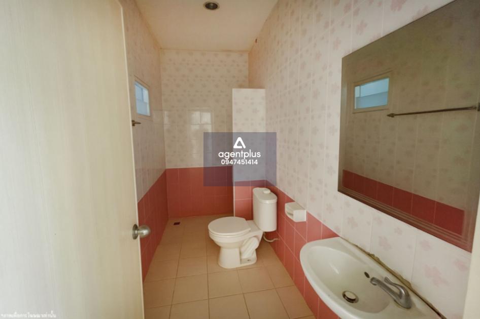 ทาวน์เฮ้าส์ โครงการบุษบา วิลล์ ศรีราชา ทำเลดี การคมนาคมสะดวก สาธารณูปโภคครบครัน ใกล้แหล่งชุมชน ห่างจากถนนสายฉะเชิงเทรา-สัตหีบ แยกเข้าสี่แยกปากร่วม เข้าถนนสายอ่าวอุดม-ปากร่วม (ชบ.1032) แยกเข้าถนนเขาขยาย