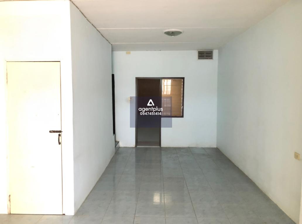 ทาวน์เฮ้าส์ 2 ชั้น จากถนนศุขประยูร (ทล.315) แยกเข้าถนนมิตรภาพ (ชบ.3057) ประมาณ 700 เมตร อีสแลนด์ แอนด์ เฮ้าส์ การคมนาคมสะดวก สาธารณูปโภคครบครัน ใกล้แหล่งชุมชน