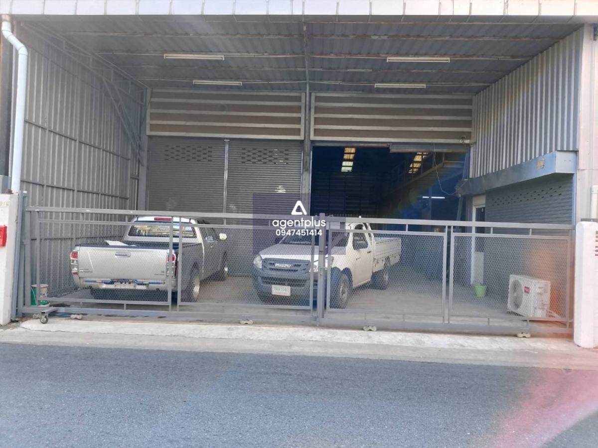 ให้เช่าโกดัง พร้อมออฟฟิศ ทำเลรัชดาภิเษก  ซอยรุ่งเรือง ถ.รัชดาภิเษก (ตรงข้ามบุญถาวร)