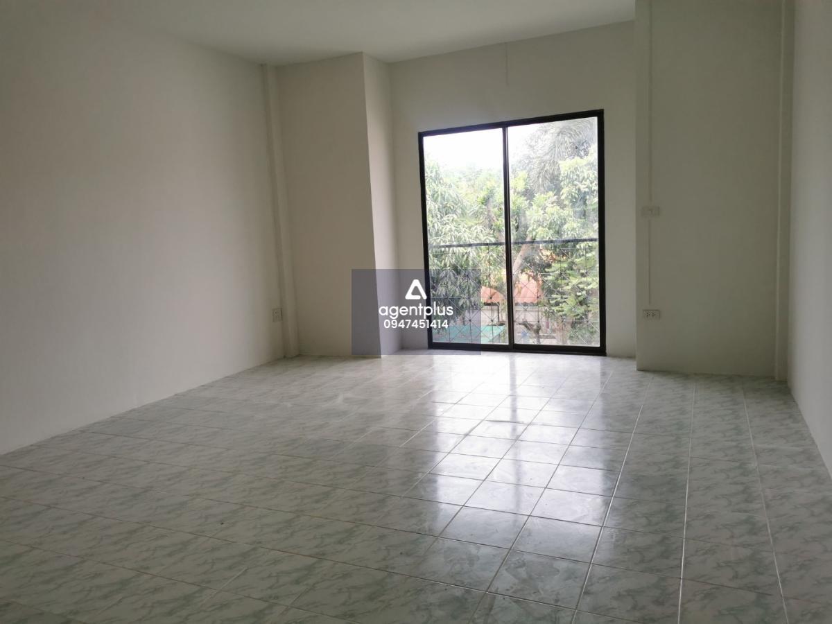 ทาวน์เฮ้าส์ 2 ชั้น โครงการทิพย์ทรายทอง เมืองฉะเชิงเทรา ปรับปรุงใหม่ การคมนาคมสะดวก ห่างจากถนนสายฉะเชิงเทรา-พนัสนิคม (ทล.315) เพียง 170 เมตร