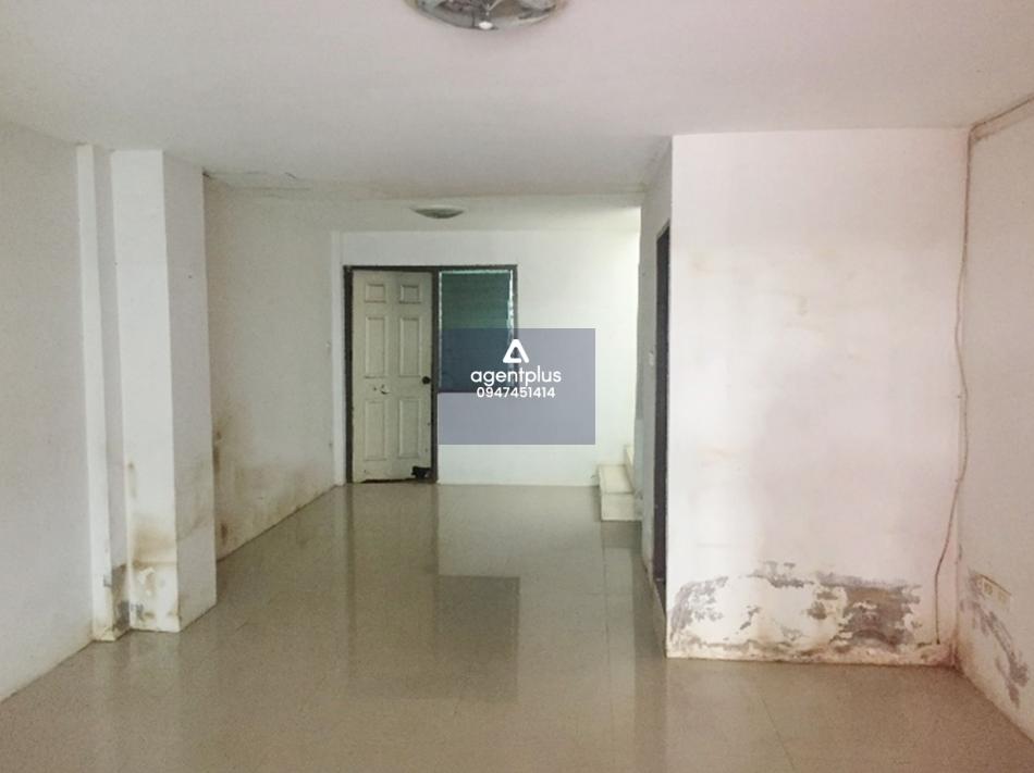 ทาวน์เฮ้าส์ 2 ชั้น วราสิริ 1 ศรีราชา ถนนหนองพังพวย เดินทางเข้า-ออกสะดวก บริเวณโดยรอบเป็นแหล่งชุมชน