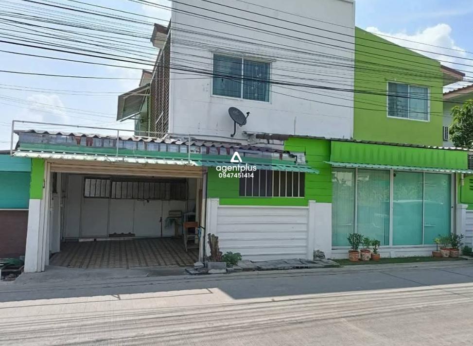 ขายบ้านที่พร้อมทำธุรกิจได้ทันที บ้านแบ่งโซนอยู่อาศัยและค้าขายแยกได้เลย จะอยู่เองหรือปล่อยเช่าก็คุ้มๆ (ตอนนี้มีผู้เช่าอยู่ค่าเช่าผ่อนบ้านได้เลย) ถูกสุดๆ ทำเลดีขนาดนี้ เพียง 2.69 ลบ. เท่านั้น