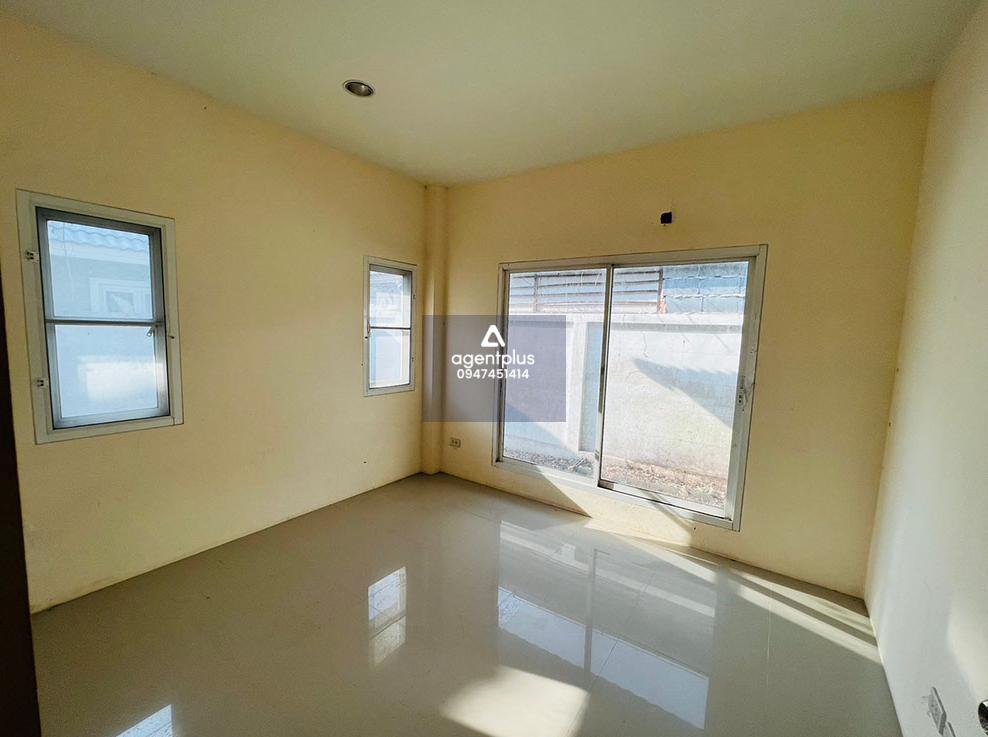 บ้านเดี่ยวชั้นเดียว ถ.สายพัทยา-ระยอง (ทล.36) บ้านพัทยาวิลเลจ เฟส 1 บริเวณโดยรอบเป็นแหล่งชุมชน การคมนาคมสะดวก สาธารณูปโภคพร้อม ใกล้สิ่งอำนวยความสะดวก