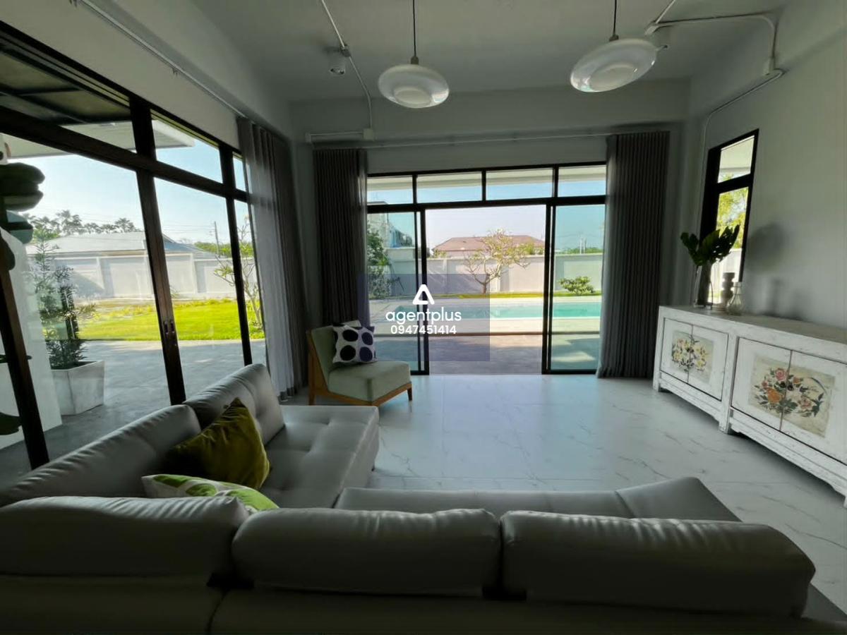 ให้เช่า Luxury Pool Villa วิลล่าสีขาว 2 ชั้น สไตล์ Modern Tropical บางเสร่ – พัทยา 