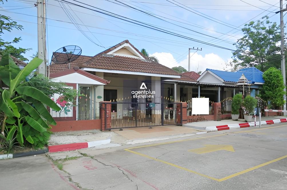 บ้านเดี่ยวชั้นเดียว โครงการแมกไม้ แหลมฉบัง 1 ติดถนนหนองสะเดา ห่างจากถนนสุขุมวิท(ทล.3) กม.ที่ 131+900 เมตร ทำเลแหล่งชุมชน บริเวณโดยรอบเป็นที่อยู่อาศัย สาธารณูปโภคครบครัน การคมนาคมสะดวก