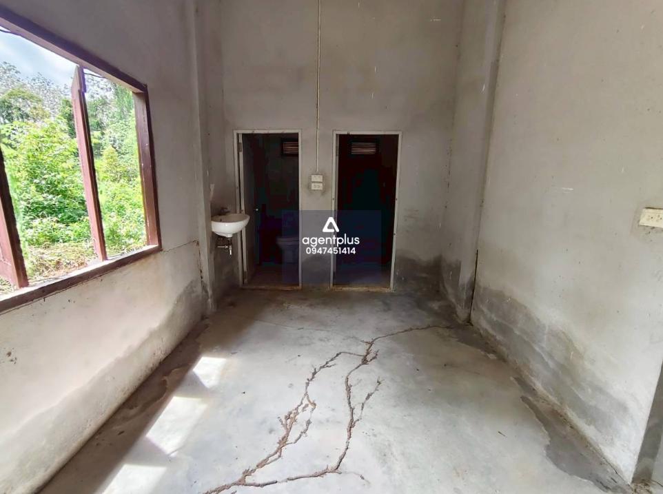 บ้านเดี่ยวชั้นเดียว ใกล้ซอยวังปลา 2 สภาพโดยรอบเป็นสวนยาง ห่างจากถนนสุขุมวิทประมาณ 1.3 กิโลเมตร สาธารณูปโภคครบครัน