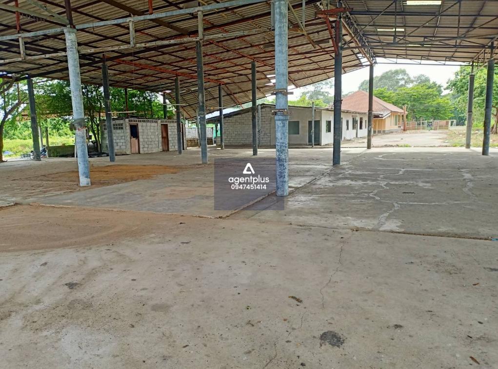 บ้านเดี่ยวชั้นเดียว เป็นที่ดินพร้อมสิ่งปลูกสร้าง อยู่ถนนเลียบคลองชลประทาน แยกจากถนนข้างอำเภอ อยู่ในแหล่งชุมชน