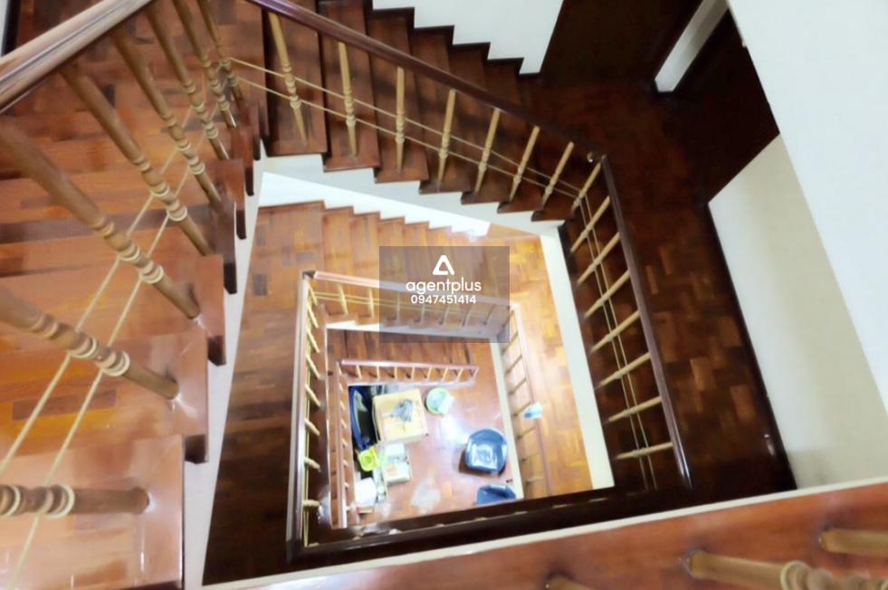 ปล่อยเช่าตึกขนาดใหญ่ 1,000 ตรม. ใจกลางเมือง ย่านอารีย์ ที่จอดรถ 8 คัน ตึกสูง5 ชั้น ปูพื้นไม้แท้ เหมาะสำหรับทำออฟฟิศ ใกล้รถไฟฟ้า BTS อารีย์-สะพานควาย