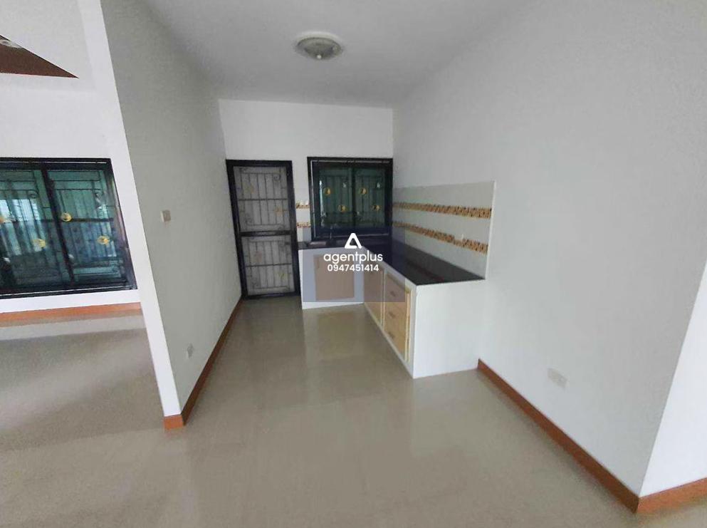 บ้านเดี่ยวชั้นเดียว บริเวณใกล้เคียงเป็นที่อยู่อาศัย ห่างจากถนนสายเก่าประมาณ 150 เมตร การคมนาคมสะดวก สาธารณูปโภคพร้อม ใกล้สิ่งอำนวยความสะดวก