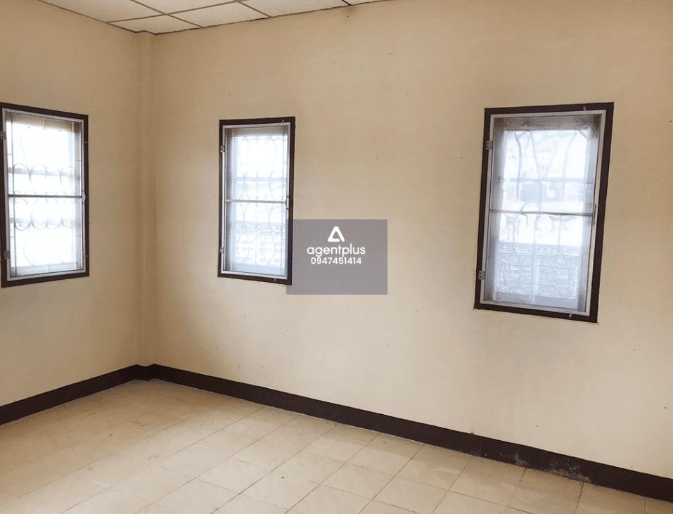 บ้านเดี่ยวชั้นเดียว ถนนเทศบาลตำบลคลองตำหรุ 5 แยกจากถนนสุขุมวิท (ทล.3) บ้านทวีทรัพย์ ทำเลดีในแหล่งชุมชน บริเวณโดยรอบเป็นที่อยู่อาศัยและที่ดินเปล่าสาธารณูปโภคพร้อม การเดินทางสะดวก