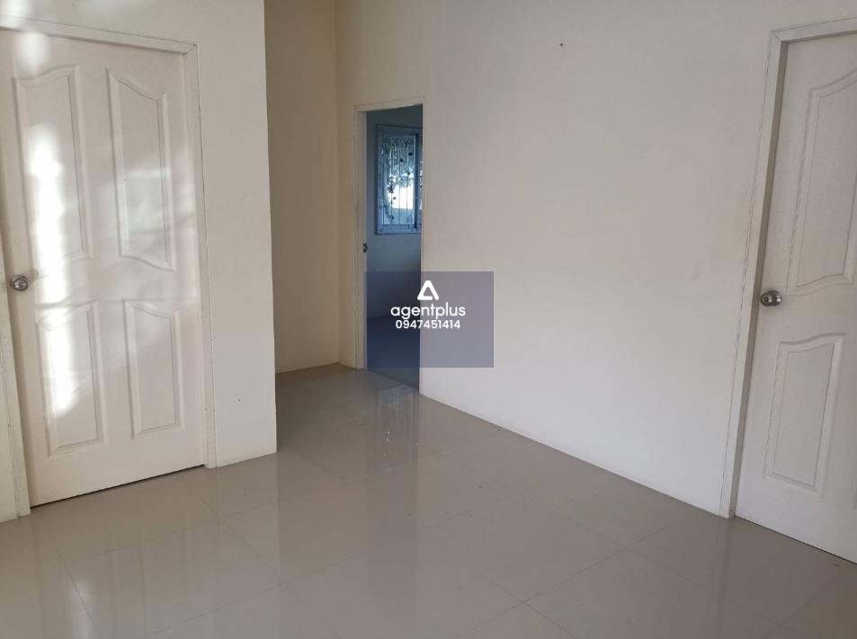 บ้านเดี่ยวชั้นเดียว บ้านนิภารมย์ ระยอง โครงการอยู่ใกล้ถนนสายหลัก (ทล.36) เดินทางเข้า-ออกสะดวก ตั้งอยู่ในแหล่งชุมชน