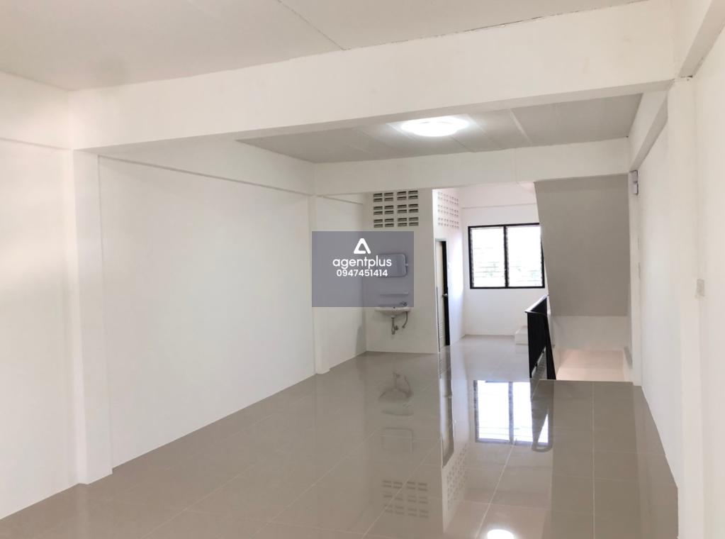 อาคารพาณิชย์ 2 ชั้น โครงการปรีดาแลนด์ ทำเลดี บริเวณรอบทรัพย์เป็นย่านที่อยู่อาศัย การคมนาคมสะดวก รายล้อมด้วยสาธารณูปโภคครบ เหมาะสำหรับอยู่อาศัยและทำธุรกิจขนาดเล็ก