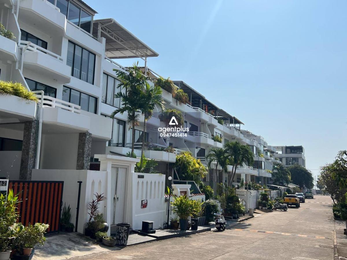 ขายทาวน์เฮ้าส์ติดทะเล รองรับการปล่อยเช่ารายวันได้ ห่างหาดดงตาล 50 เมตร 