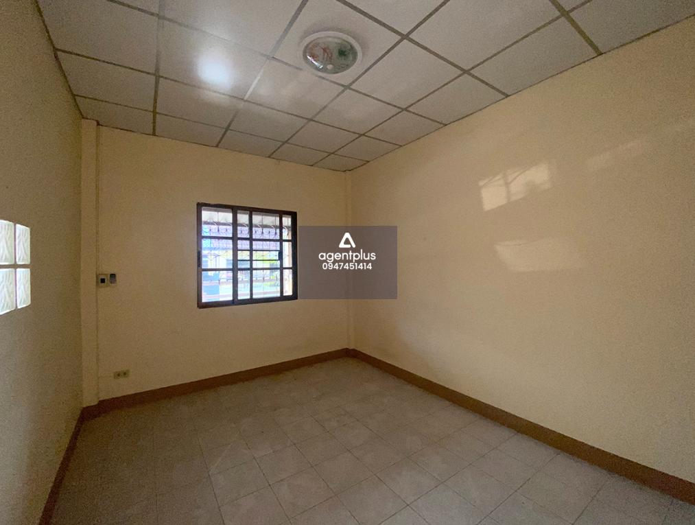 ทาวน์เฮ้าส์ โครงการหมู่บ้านทิวลิป ระยอง อยู่ในแหล่งชุมชน ห่างจากถนนสุขุมวิท ประมาณ 3.5 กม