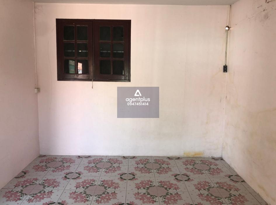 บ้านเดี่ยว โครงการไข่มุก ศรีราชา ทางไปที่ตั้งทรัพย์จากทางหลวงยุทธศาสตร์ สัตหีบ-พนมสารคาม (ทล.331) แยกเข้าถนนอีสเทริ์นซีบอร์ด ประมาณ 3.4 กม. แยกเข้าถนนสายพันเสด็จใน-หนองก้างปลา ประมาณ 600 เมตร