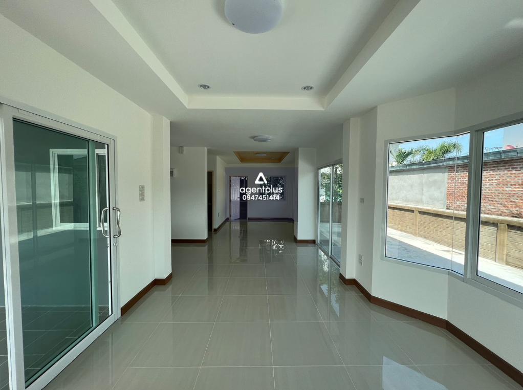 บ้านเดี่ยว 2 ชั้น ถนน อบจ. พานทอง โครงการโชติกา โมเดิร์นนิตี้ ชลบุรี : ปรับปรุงใหม่ บริเวณโดยรอบเป็นที่อยู่อาศัยและตั้งอยู่ใกล้โรงเรียนพานทอง การคมนาคมสะดวก สาธารณูปโภคพร้อม