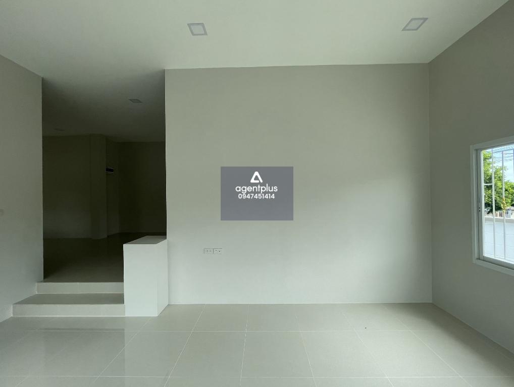 บ้านเดี่ยว 1 ชั้น ตกแต่งพร้อมอยู่ภายในกว้างขวาง โครงการร่มรื่น ล้อมด้วยภูเขา ให้ความเป็นส่วนตัวเหมาะกับการอยู่อาศัยหรือพักผ่อน การเดินทางขึ้นทางพิเศษมอเตอร์เวย์ (หมายเลข 7) รายล้อมด้วยแหล่งอำนวยความสะดวกครบครัน โครงการนาวีเฮ้าส์ 37