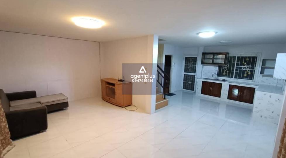 ขายบ้านที่พร้อมทำธุรกิจได้ทันที บ้านแบ่งโซนอยู่อาศัยและค้าขายแยกได้เลย จะอยู่เองหรือปล่อยเช่าก็คุ้มๆ (ตอนนี้มีผู้เช่าอยู่ค่าเช่าผ่อนบ้านได้เลย) ถูกสุดๆ ทำเลดีขนาดนี้ เพียง 2.69 ลบ. เท่านั้น