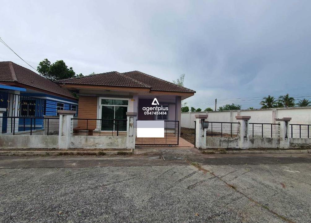 บ้านเดี่ยวชั้นเดียว โครงการตั้งอยู่ติดถนนหนองกาน้ำ-พานทอง (ชบ.3023) บริเวณ กม.ที่ 5+300 การคมนาคมสะดวก สาธารณูปโภคพร้อม โครงการพารากอนการ์เด้นโฮม พานทอง