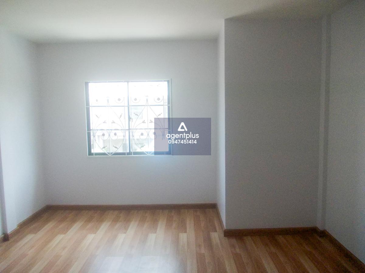 ทาวน์เฮ้าส์ 2 ชั้น อยู่ในในโครงการซอย 4 อยู่ห่างจากถนนลาดกระบัง-เทพราช บริเวณเชิงสะพานพระองค์เจ้าไชยานุชิต ประมาณ 700 เมตร โครงการเอโทล บาหลีบีช ปรับปรุงใหม่